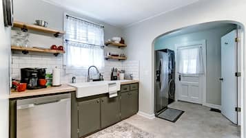 Coffee/tea maker, fridge, microwave, oven