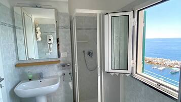 Doccia, asciugacapelli, bidet, asciugamani
