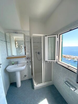 Shower, hair dryer, bidet, towels - Apartment La Scogliera - Riomaggiore (Riomaggiore)