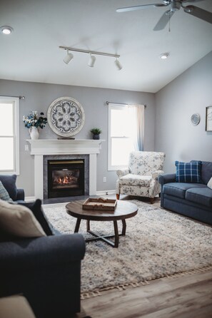 Smart TV, fireplace - Unwind in Traverse City: Your Private Wooded Sanctuary! (Traverse City)