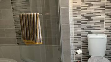 Apartment | Bathroom | Combined shower/bathtub, deep-soaking bathtub, hair dryer, towels