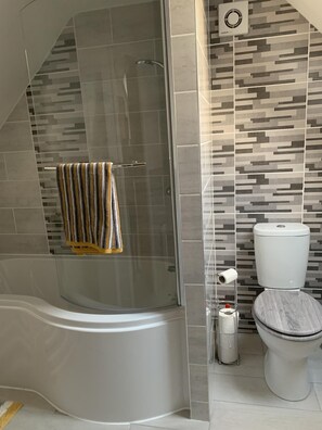 Apartamento | Banheiro | Chuveiro/banheira combinados, banheira de imersão, secador de cabelo 