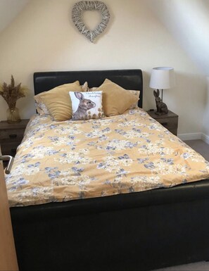 2 bedrooms, iron/ironing board, free WiFi, bed sheets - 2-bed Duplex Sleeps 3 With Fireplace (Doncaster)