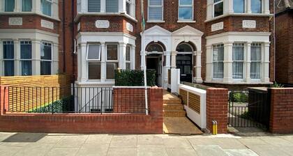 Spacious and bright modern styling 3 bed flat