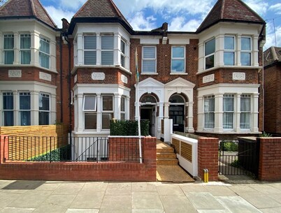 Spacious and bright modern styling 3 bed flat