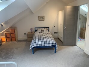 3 bedrooms, desk, iron/ironing board, WiFi