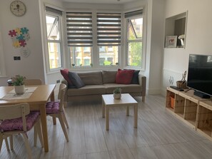 Smart TV - Spacious and bright modern styling 3 bed flat (LONDON)