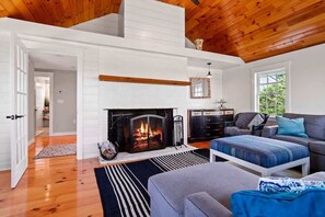 TV, fireplace, books, offices - Sunset Waterfront Privacy Beach (Newburyport)