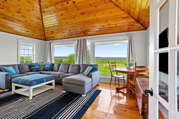 TV, fireplace, books, offices - Sunset Waterfront Privacy Beach (Newburyport)