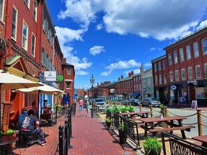 Outdoor dining - Sunset Waterfront Privacy Beach (Newburyport)