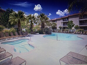 Utendørsbasseng og et oppvarmet basseng