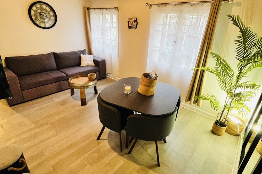 Jacuzzi, Arcade Terminal, 200cm Screen & Private Garden