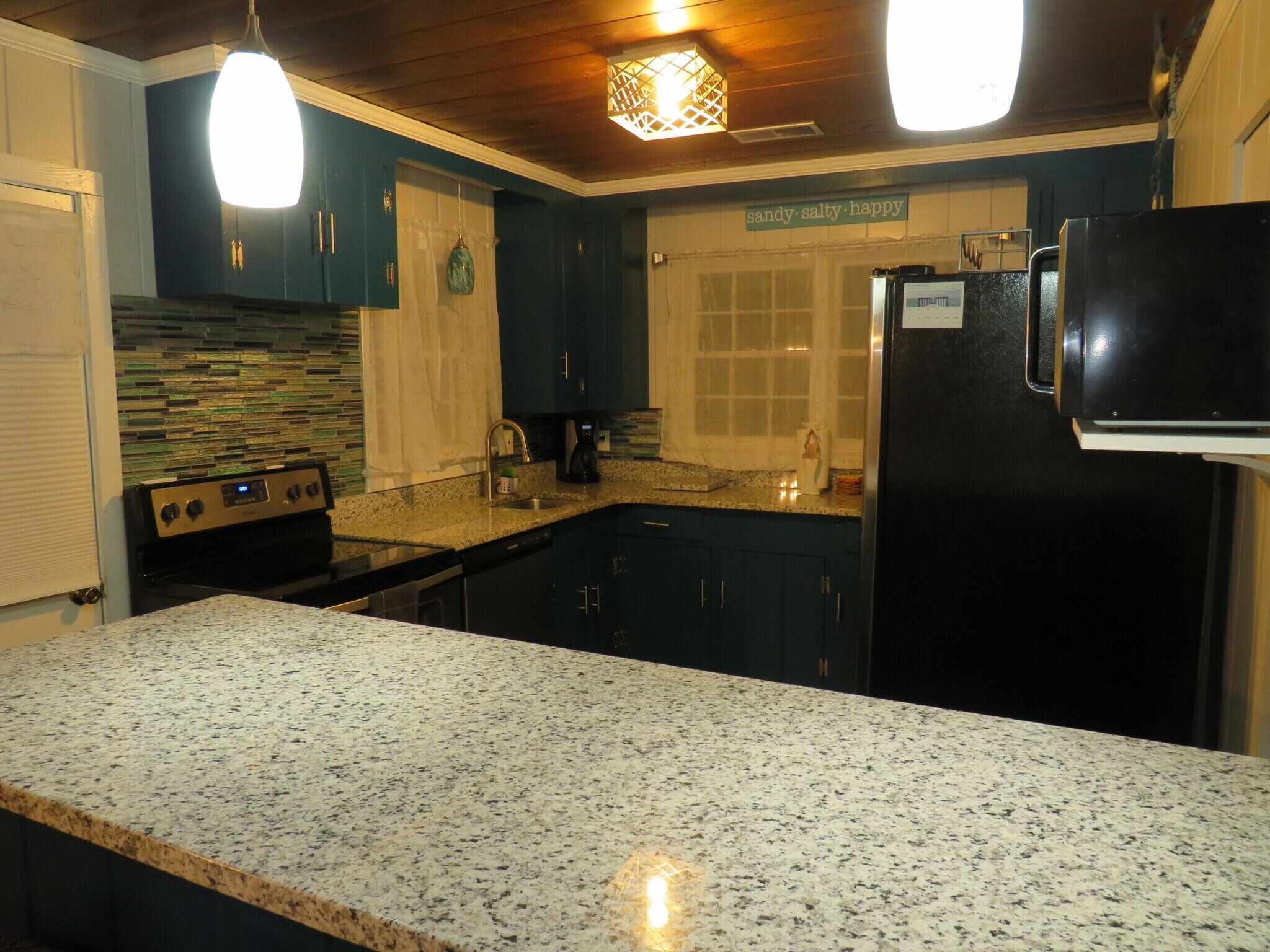 Location Location Location! Classic Beach Cottage less than 1-min walk to beach!