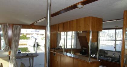 Catamaran accommodation 5 minutes from the beach.