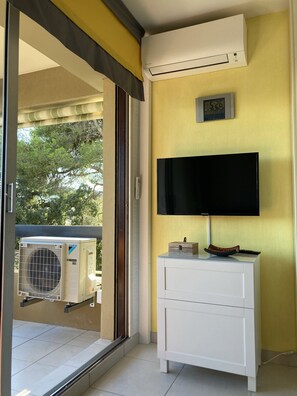 Unclassified image, 3 of 17, button - Rent appt.studio T1 (29 m2 +loggia 7 m2) Rsd le Parc des Oliviers la FAVIERE (Bormes-les-Mimosas)