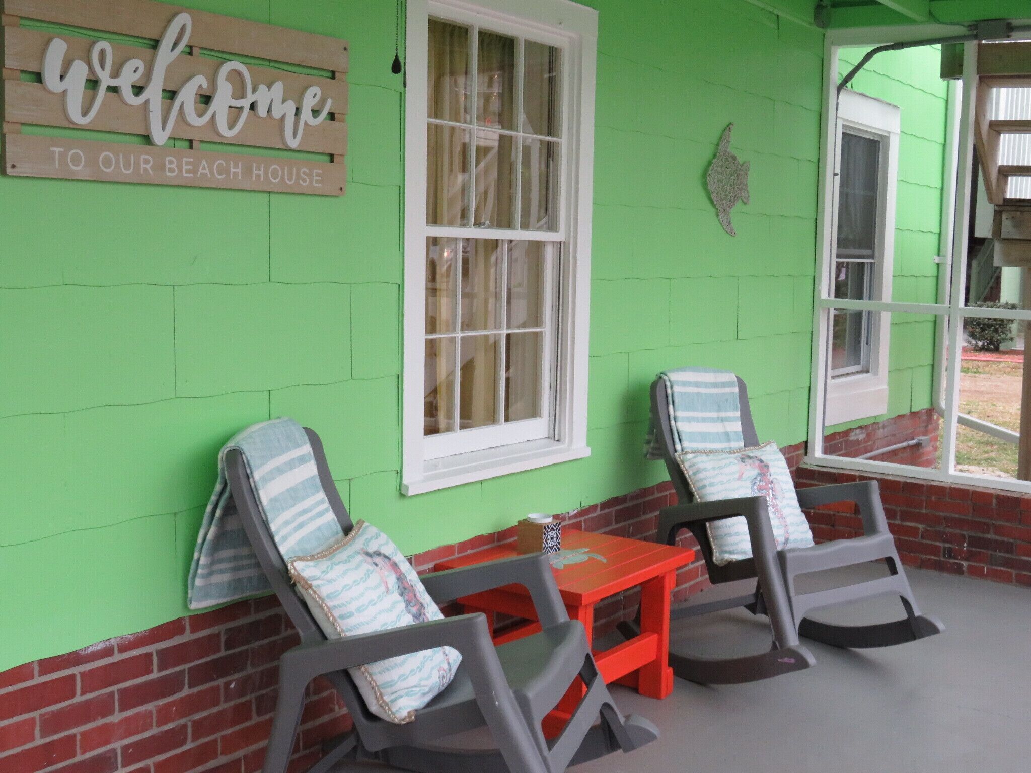 Location Location Location! Classic Beach Cottage less than 1-min walk to beach!