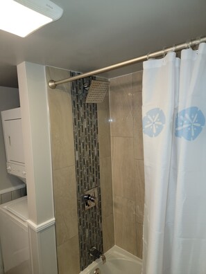 Duschwanne, Haartrockner, Toilettenpapier