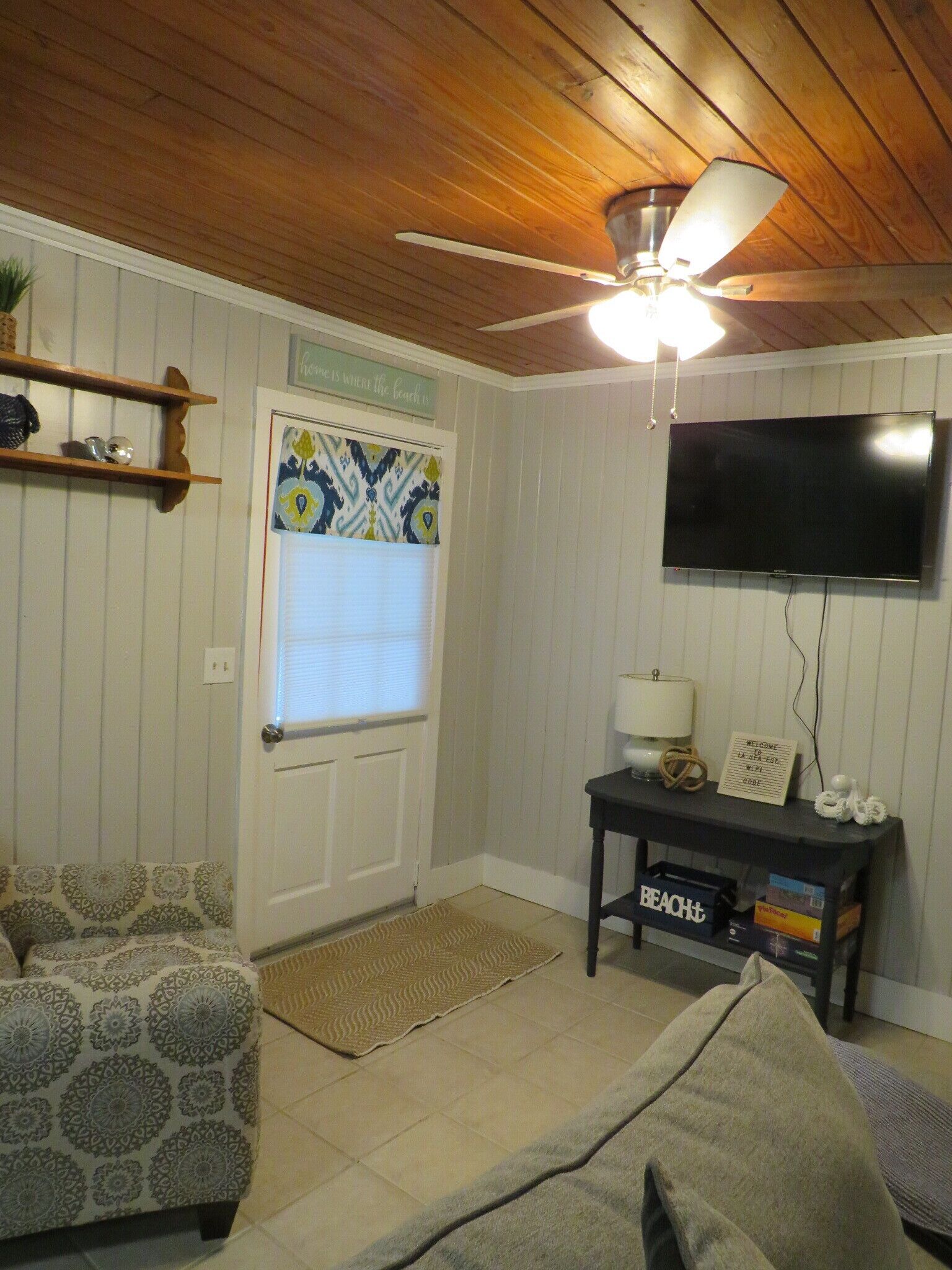 Location Location Location! Classic Beach Cottage less than 1-min walk to beach!