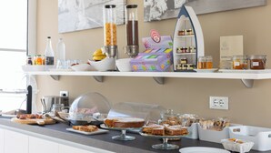 朝食 (ビュッフェ)、毎日提供 (無料)