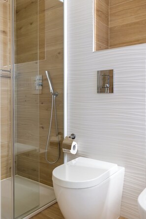 Habitación triple estándar | Baño | Ducha, cabezal de ducha tipo lluvia, secador de pelo y bidé