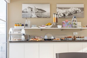 朝食 (ビュッフェ)、毎日提供 (無料)