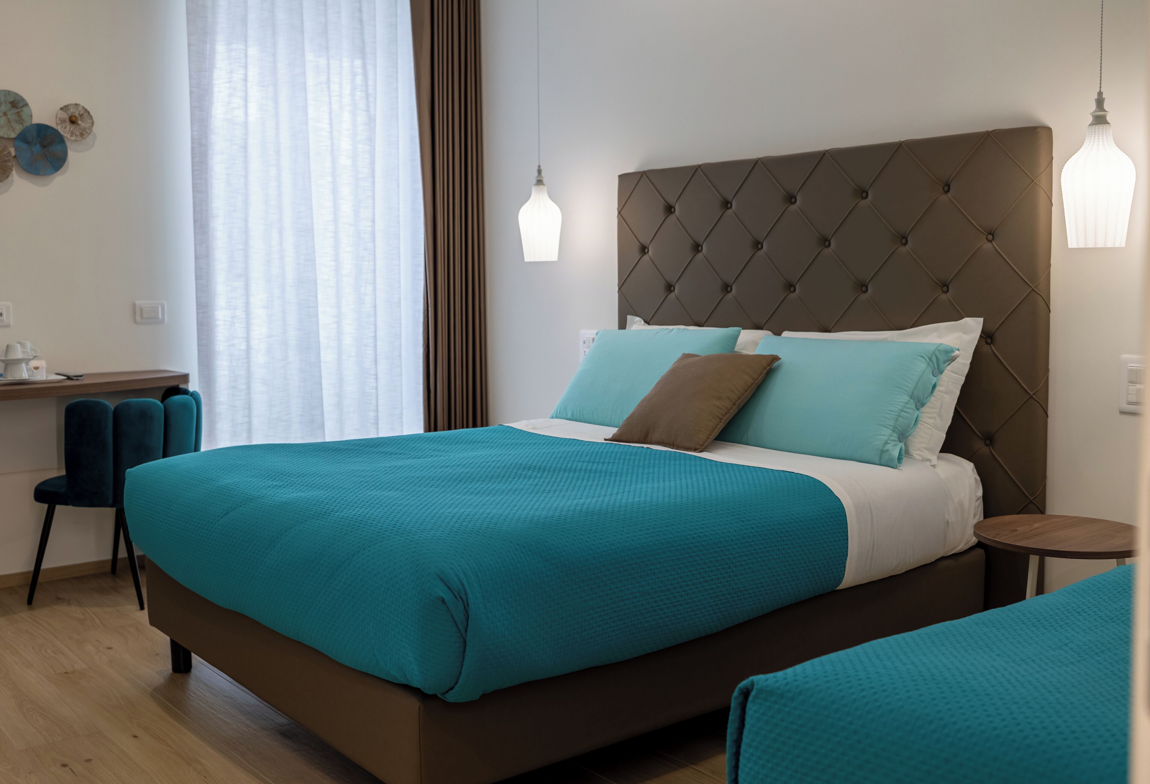 Una habitación de hotel moderna con una cama grande, un escritorio y una silla.