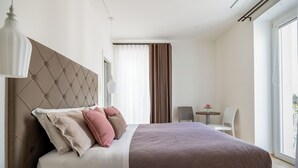 デラックス ルーム バルコニー シティビュー | イタリアのフレッテ製シーツ、高級寝具、羽毛の掛け布団、低反発ベッド