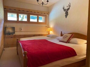 3 bedrooms, desk, iron/ironing board, free WiFi