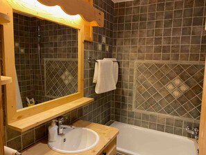Bathtub, hair dryer, towels, soap - Spacious ski-in and hiking flat for 6-8, 400m to the telecabine (Ollon)