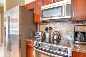 Jääkaappi, mikroaaltouuni, uuni, astianpesukone