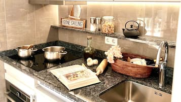 Kühlschrank, Mikrowelle, Ofen, Herdplatte