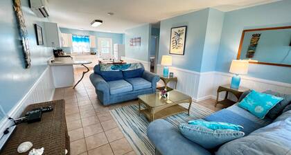 Alyâs Hideaway: Exceptional Value - 2BR Green Turtle Cay Home with Dock Slip