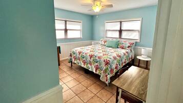 2 habitaciones, escritorio y tabla de planchar con plancha