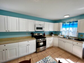 ثلاجة، ميكروويف، فرن، موقد طهي مسطح