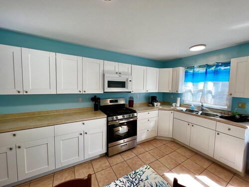 Aly's Hideaway 2-Bdrm with Dock Slip - Green Turtle Cay