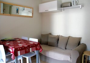 Living area - 200m from ski slopes, 2nd floor, balcony, parking, tv, ski locker, 23m², Valloire (Valloire)