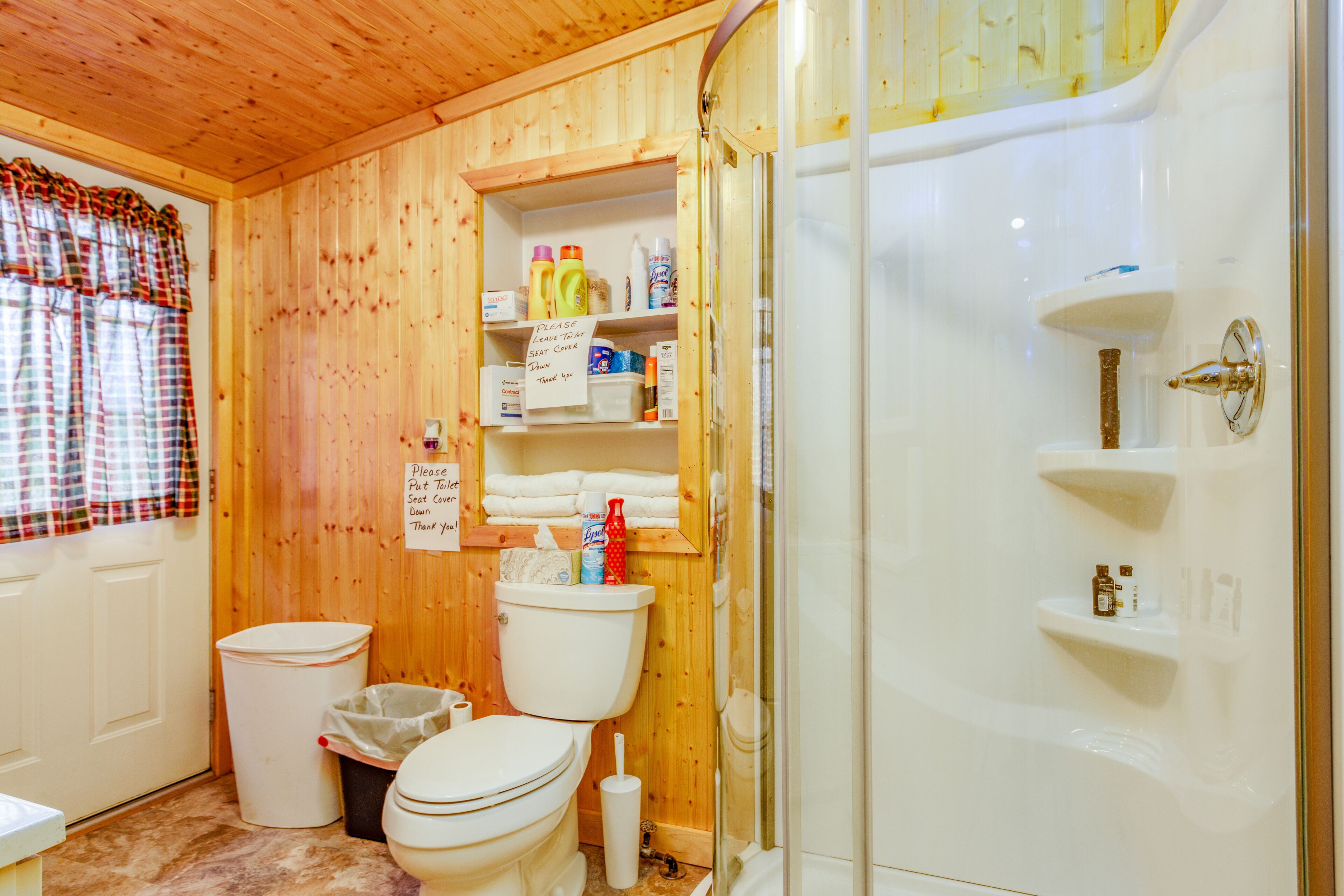 Combined shower/bathtub, hair dryer, towels