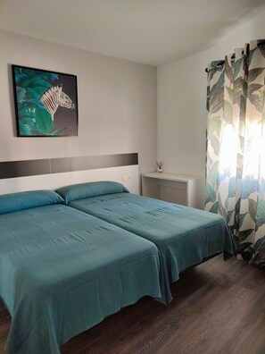 2 chambres, bureau, chambres insonorisées, fer et planche à repasser