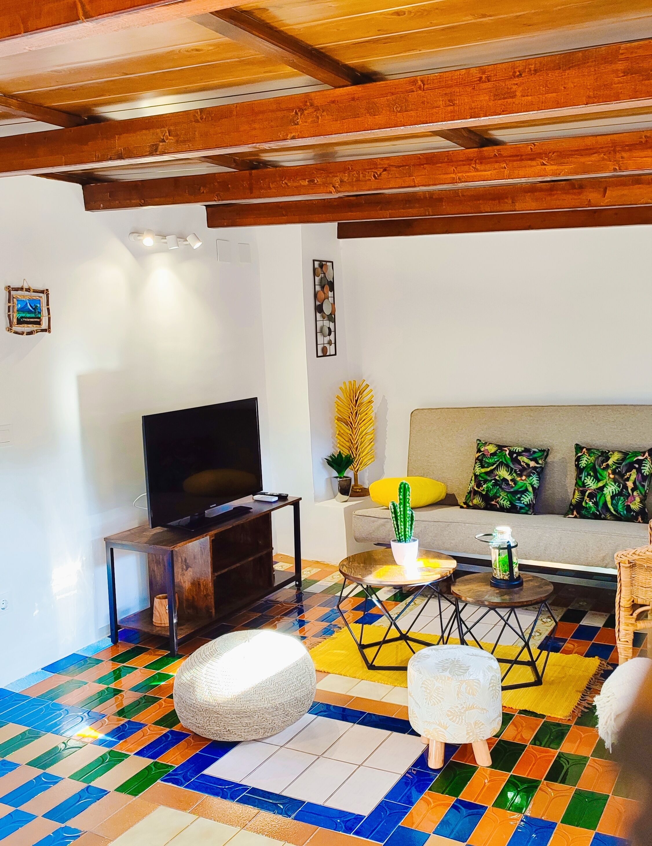 Acogedor , luminoso, terraza-solarium, salon rustico. Muy cerca de Madrid.......