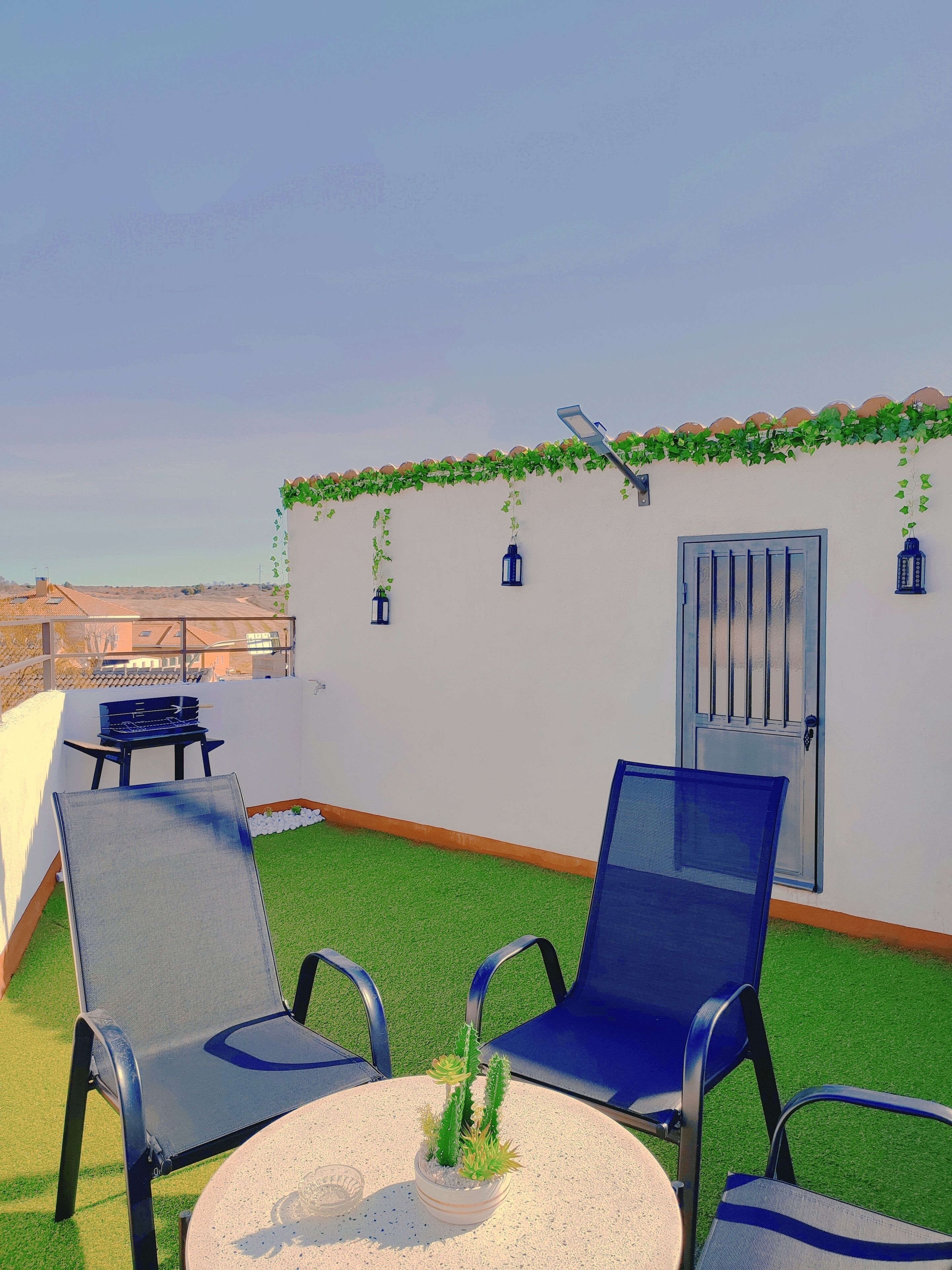 Acogedor , luminoso, terraza-solarium, salon rustico. Muy cerca de Madrid.......