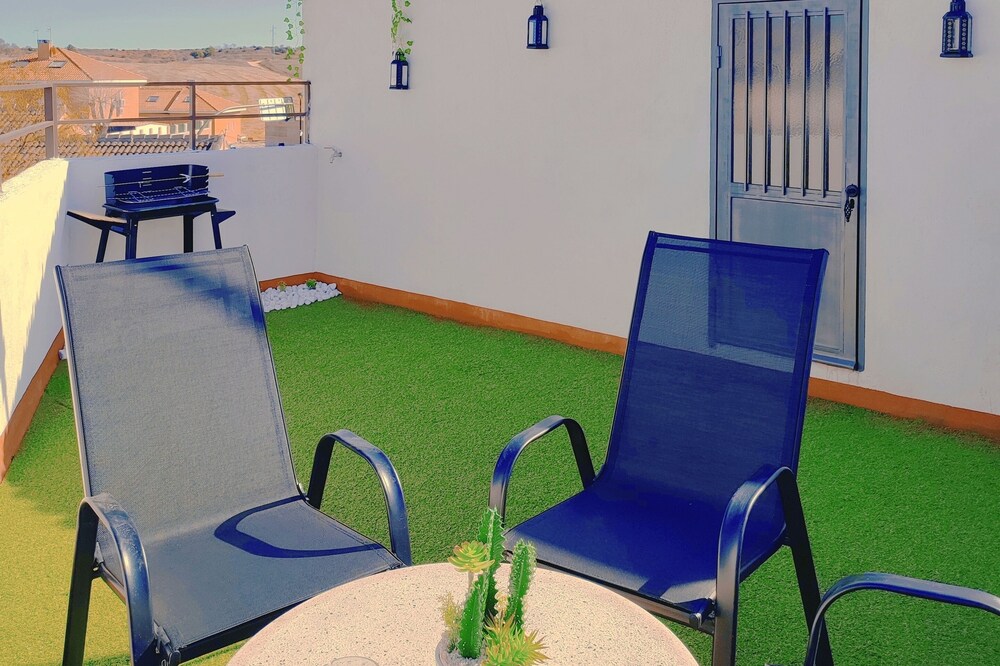 Acogedor , luminoso, terraza-solarium, salon rustico. Muy cerca de Madrid.......