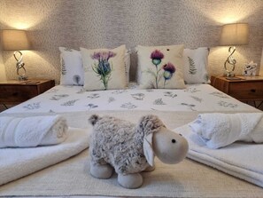 2 bedrooms, iron/ironing board, free WiFi, bed sheets - HEART OF INVERNESS MODERN APARTMENT (Inverness)