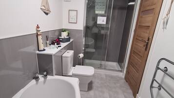 Badewanne, Haartrockner, Handtücher, Seife
