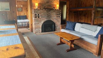 Cheminée, livres, chaßne hi-fi