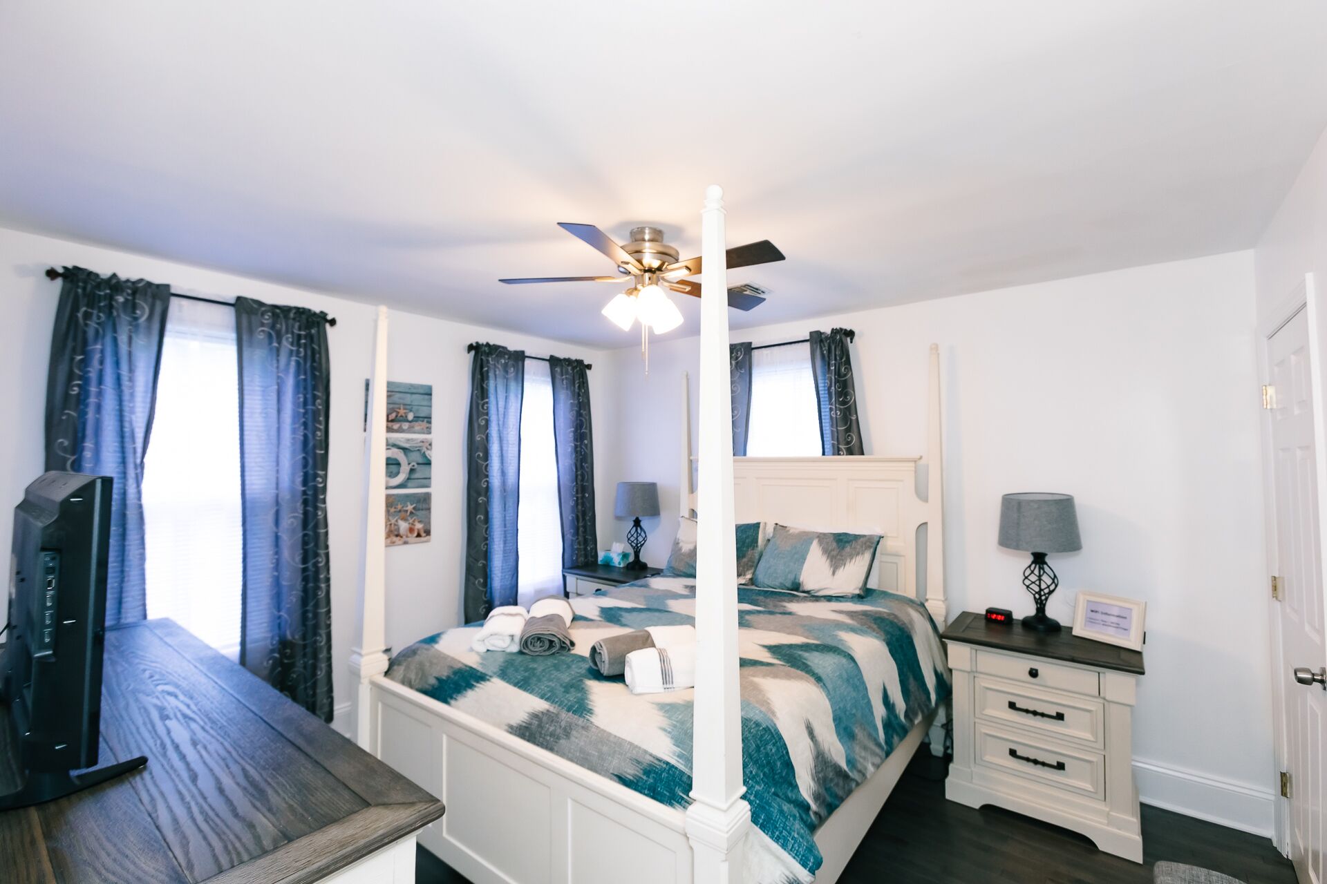 3-BR house walk to beach, shopping, bars, NYC train. 6-beach passes & 4-bikes.