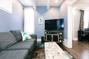 Smart TV, books - 3-BR house walk to beach, shopping, bars, NYC train. 6-beach passes & 4-bikes. (Asbury Park)