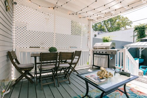 3-BR house walk to beach, shopping, bars, NYC train. 6-beach passes & 4-bikes.