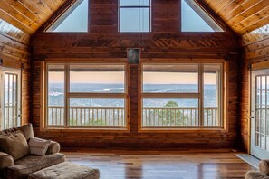 Interior - The Mountain Crest Cabin (Heber Springs)