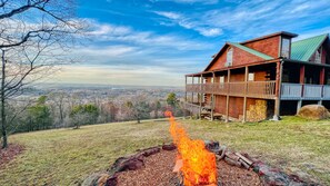 Property grounds - The Mountain Crest Cabin (Heber Springs)