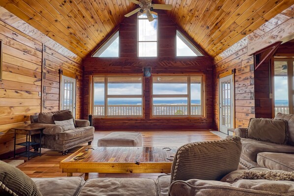 Smart TV, DVD player, books, video library - The Mountain Crest Cabin (Heber Springs)